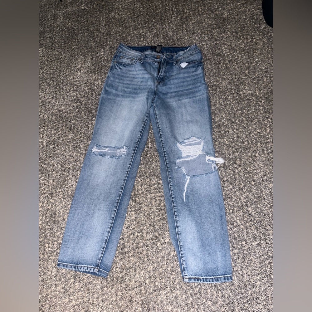 Super cute mom jeans!